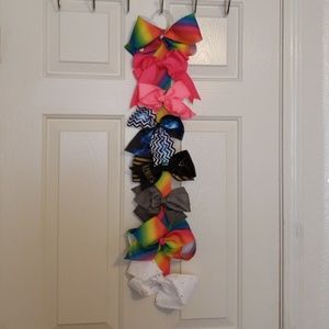 Bundle of bows with bow holder